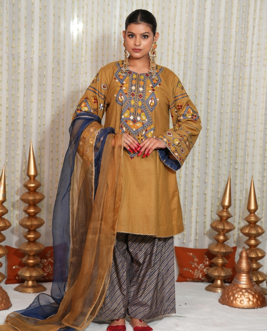 Brown and blue farshi set.